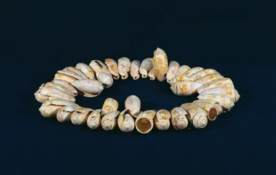 Halsketting, uit Topoxte, Peten, Guatemala, Late Klassieke Periode